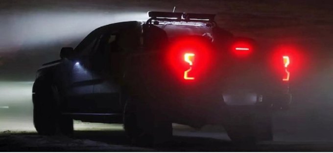 Компания Ford показала на тизере таинственный Ranger Raptor со световой панелью на крыше