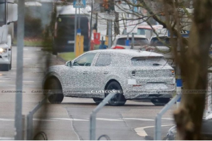 Прототипы были полностью замаскированы, скрывая большую часть деталей. При этом видна квадратная…