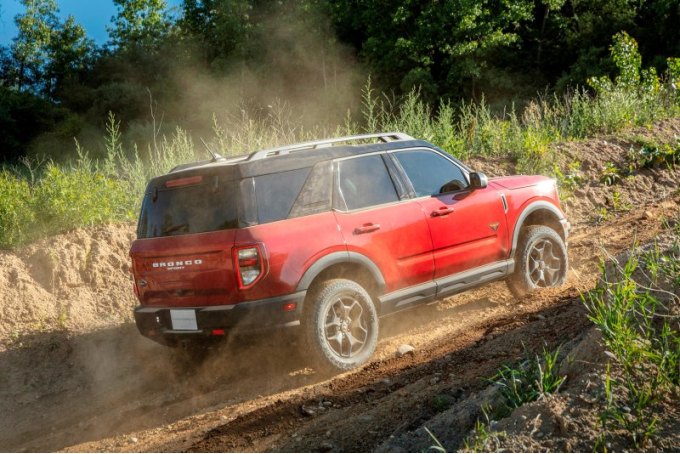 Длина авто всего 4 386 мм, а вот колесная база достигает 2 670 мм. При этом на бездорожье Ford…