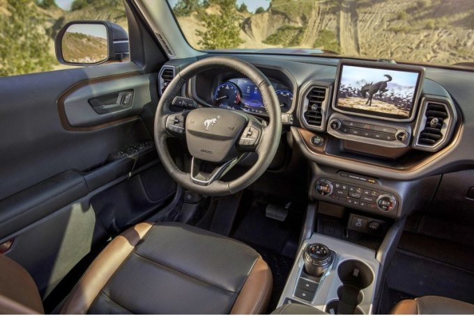 Стоит отметить и богатое оснащение – есть контроль полосы движения, камера заднего вида,…