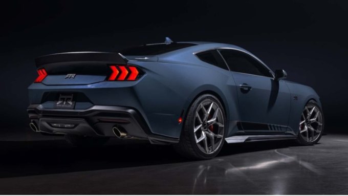 Версии Spec 1 и Spec 2 будут доступны, когда Mustang поступит к официальным дилерам этим летом.