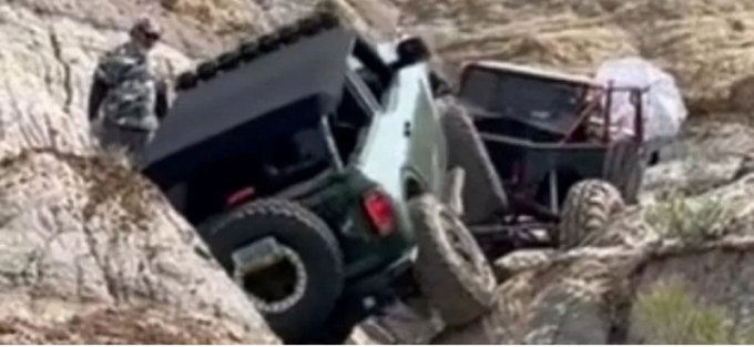 На этом видео, Ford Bronco показывает свои крутые внедорожные способности