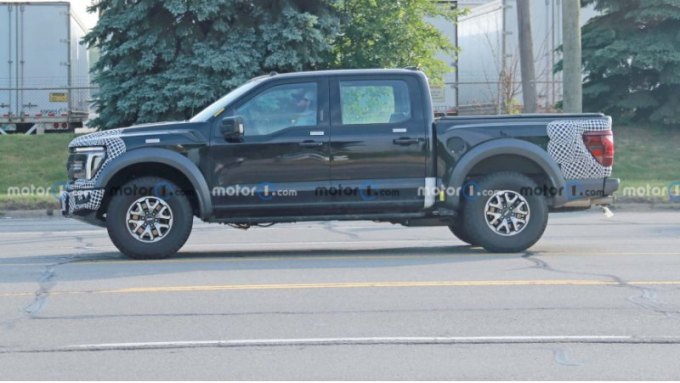 В задней части кузова тоже есть перемены. Хотя общая компоновка не сильно изменилась, задние фонари…