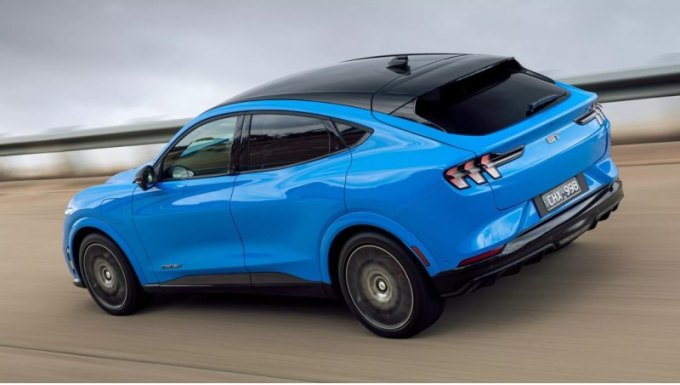 Mach-E GT также оснащен аккумуляторной батареей на 91 кВтч и парой электродвигателей с общей…