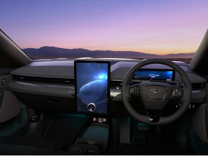 Mach-E GT также оснащен аккумуляторной батареей на 91 кВтч и парой электродвигателей с общей…