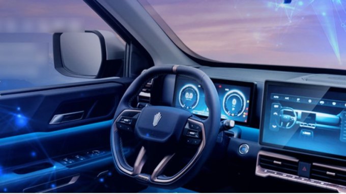 В интерьере расположен дисплей по центру, установленный независимо. Для удобства он может…