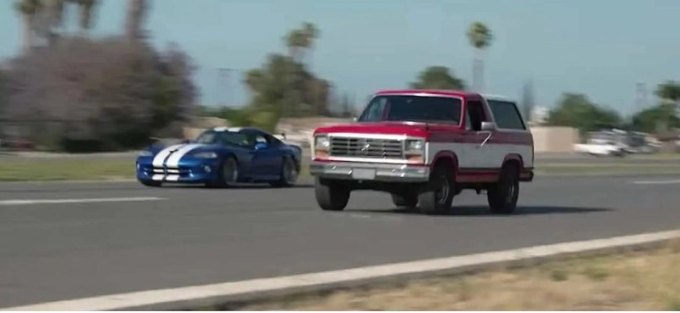 Зачем неуклюжий Ford Bronco 1986 года пытается обогнать спортивный Dodge Viper GTS 1996 года?