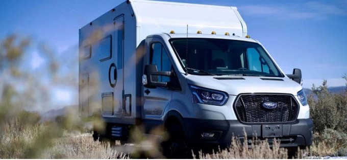 Представлен внедорожный кемпер Ford от команды AEONrv с двуспальной кроватью