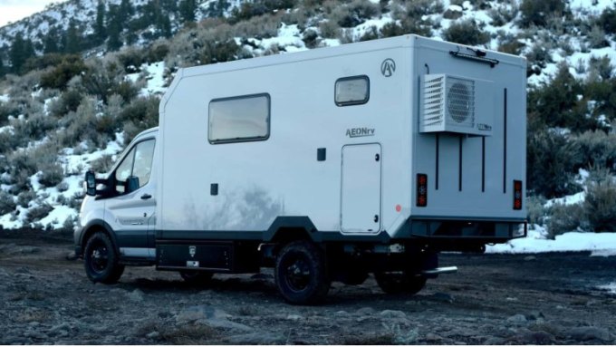 В мире кемперов и автодомов, украшенных разноцветными полосами и яркой графикой, этот проект,…