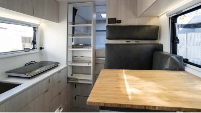 Электричество поступает от 24-вольтовой системы постоянного тока с использованием…