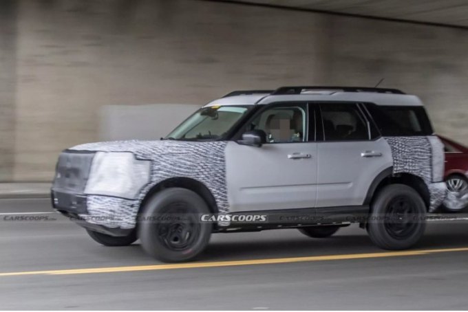 Из-под заднего бампера горизонтально торчит пара выхлопных труб. Не похоже, чтобы они сильно…