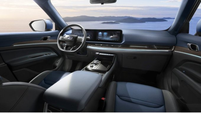 Также автопроизводитель предусмотрел неплохой набор водительских помощников. Среди них - системы…