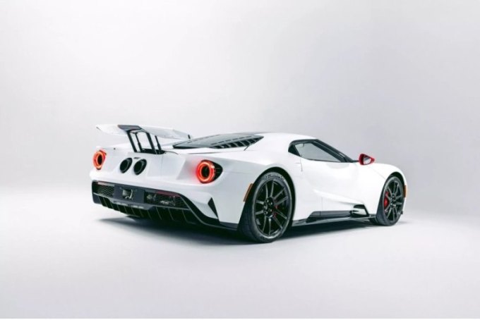 Укомплектованный карбоно-керамическими тормозами Brembo, пневматической подвеской, регулируемыми…