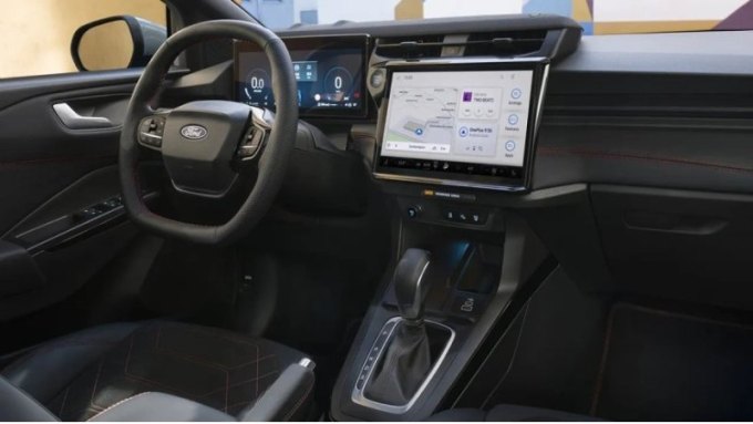 Новый Puma ST оснащен сплиттером с логотипом Ford Performance, который увеличивает прижимную силу…