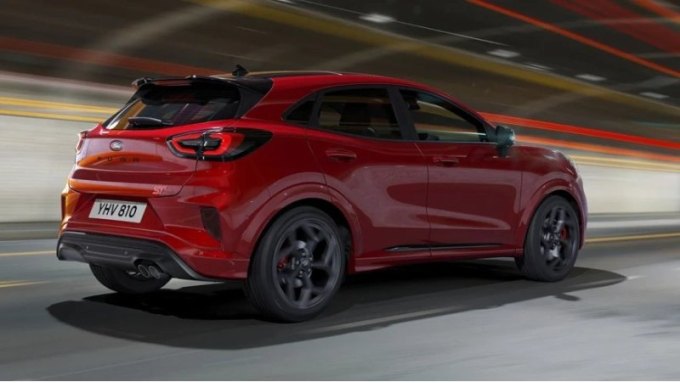 Помимо эмблем и аппликаций ST, одним из отличительных элементов этого варианта являются спортивные…