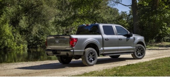 Компания Ford не сообщила, почему эти модели F-150 накапливаются в резервных партиях, за…