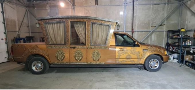 В челябинской ГИБДД отказались регистрировать Ford в форме кареты