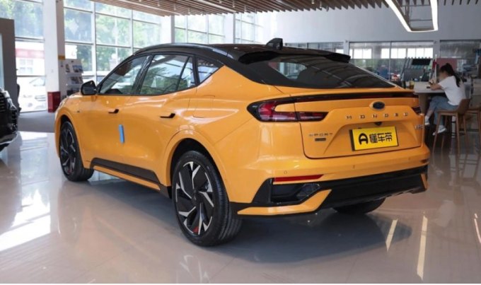 В перечне доступных для Ford Mondeo Sport опций есть виртуальная приборка с дисплеем на 12,3 дюйма…