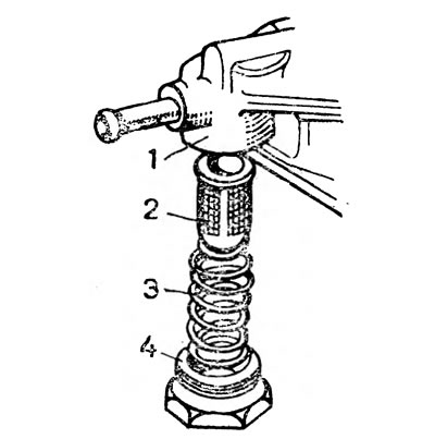 Рис. 12. Надежная установка фильтра в крышке карбюратора: 1 - крышка; 2 - фильтр; 3 - пружина; 4 -…