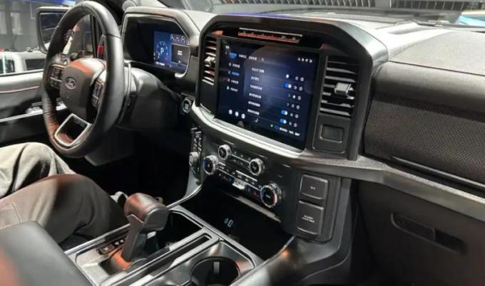 Автомобиль получает знакомый 3,5-литровый бензиновый двигатель V6 с максимальной мощностью 311 кВт…