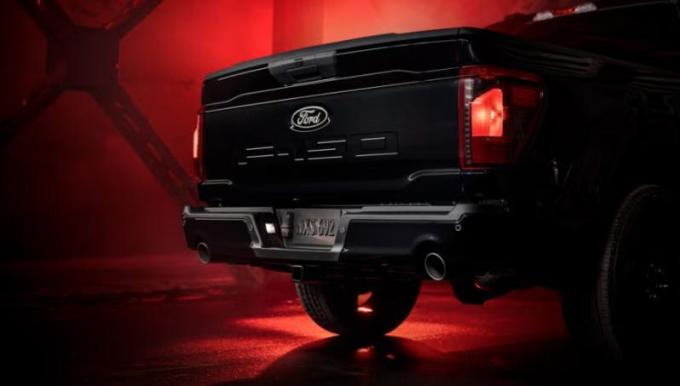 Пикап с названием Lobo получил капот с вентиляционными отверстиями, которые окрашены в черный цвет.…