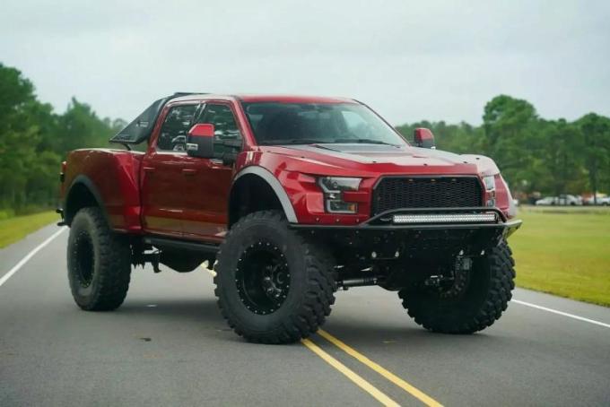 MegaRexx это измененный до неузнаваемости пикап F-250 от Ford