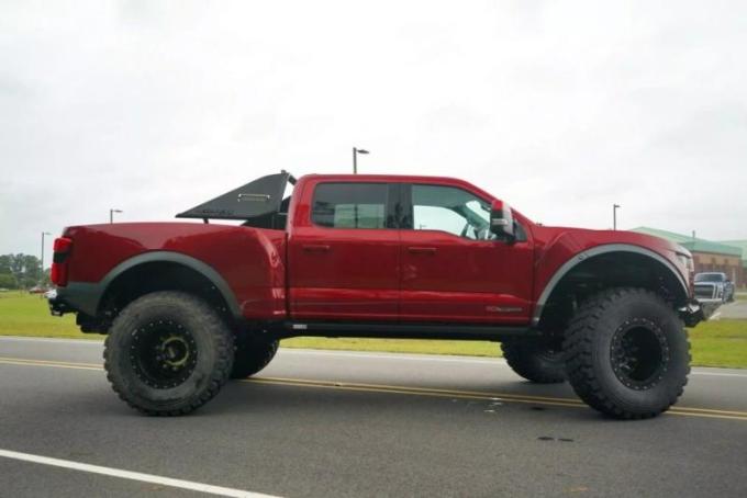 Изменения в MegaRexx начинаются с кузова. Оригинальные бамперы были заменены на стальные, что…