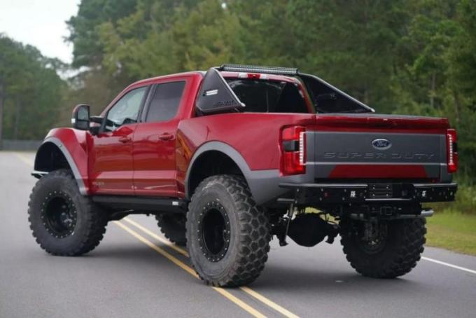 Тюнер также создал новую решетку радиатора и капот для F-250, а также добавил индивидуальные…