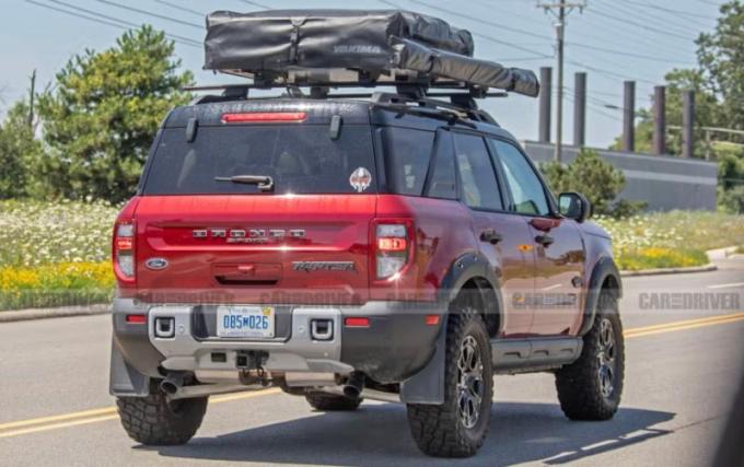 Стальной передний бампер и защитная дуга выглядят примерно так, как и у существующей версии…