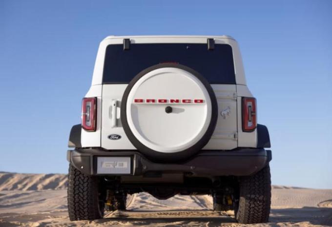 Так как это не просто специальное исполнение внедорожника, а юбилейное, у Bronco 60th Anniversary…