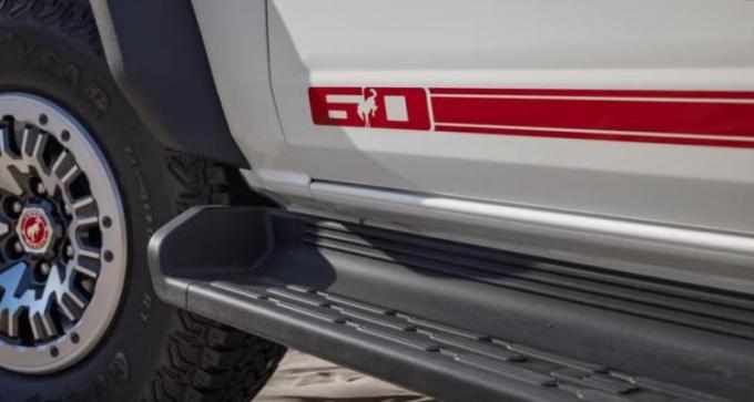 На передних крыльях также есть значки, посвященные 60-летию американского внедорожника. Этот…