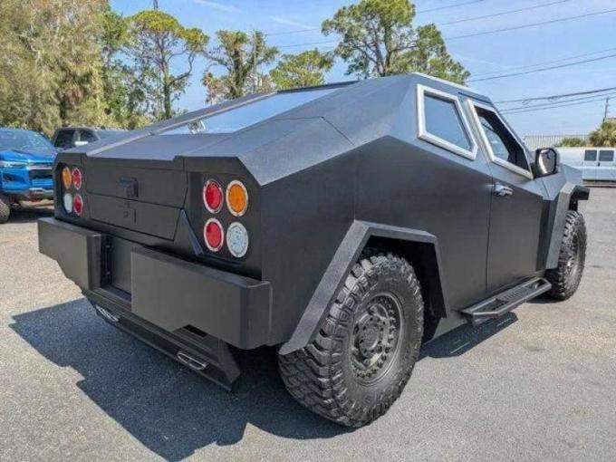 Даже учитывая то, что Hamba был создан на базе пикапа Ford F-150, это относительно компактный…