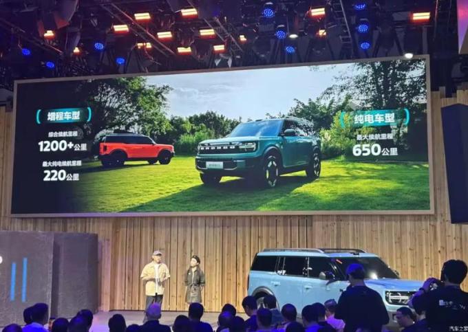 Электрокар получает два электромотора - 130 кВт (спереди) и 202 кВт (сзади). Гибридная модификация,…