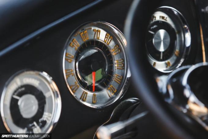 Музыка в автомобиле звучит благодаря колонкам Mac Audio в дверях и крыше, а установить кондиционер…