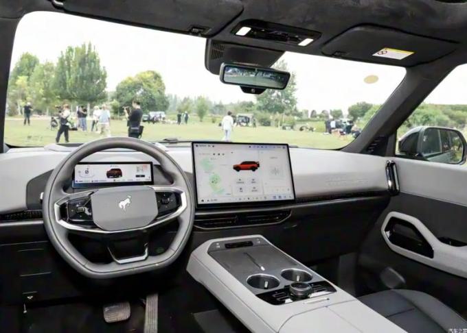 В салоне внедорожника располагается мультимедиа на 15,6 дюйма, 70-дюймовый проекционный дисплей…