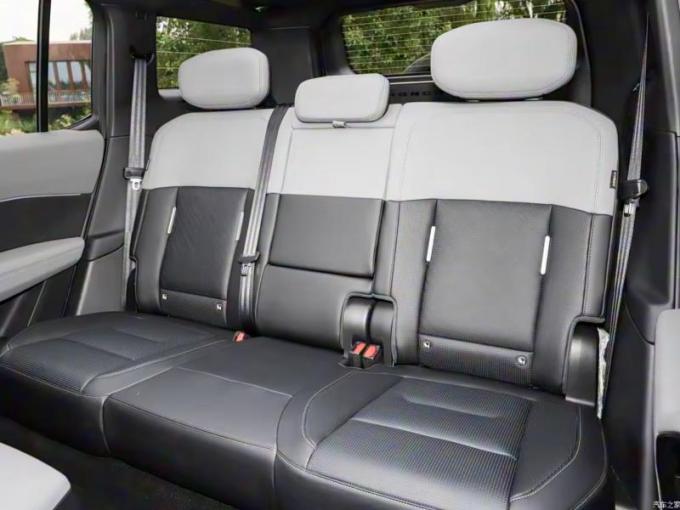 Электрическая версия использует АКБ на 105,4 кВт*ч, ее хватает на пробег без подзарядки в 650 км.…