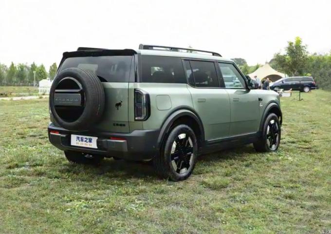 Электрическая версия использует АКБ на 105,4 кВт*ч, ее хватает на пробег без подзарядки в 650 км.…