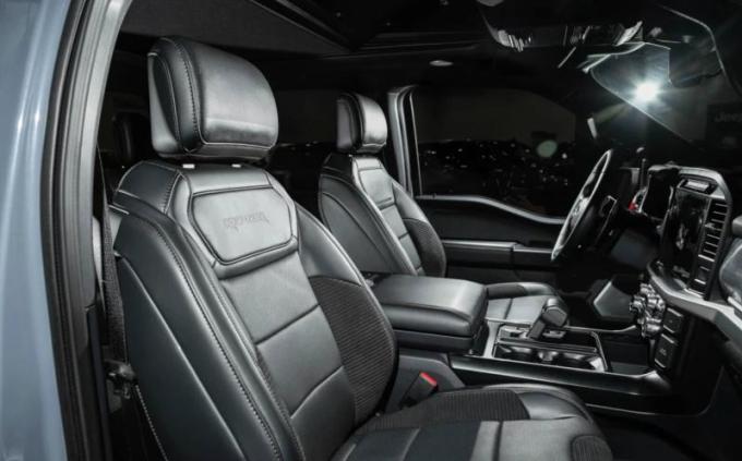 Пикап получает диски на 17 дюймов, кожаный салон, обогревы наружных зеркал, руля и кресел, 2-зонный…