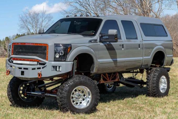 Дилер выставил на продажу Ford F-350 «на ходулях» и тут же подвергся критике