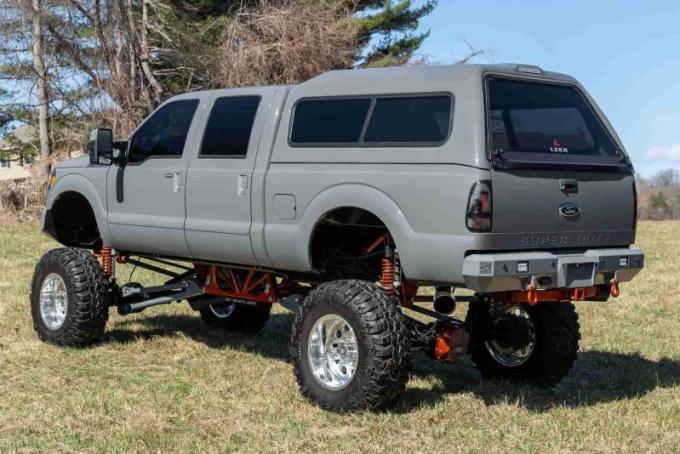 Автомобиль использует лифт подвески и амортизаторы King Offroad, а также оборудован 20-дюймовыми…