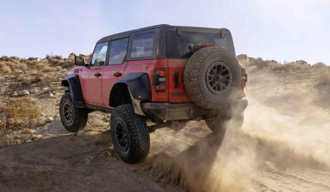 Усилению как спереди, так и сзади подверглись редукторы и полуоси, колея оказалась расширена на 218…