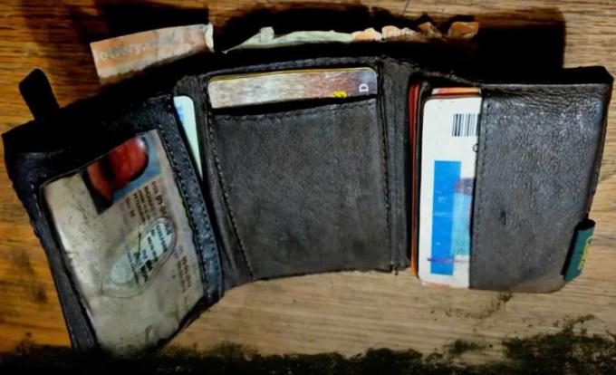 Оказалось, что кошелек принадлежит Ричарду Гилфорду, вышедшему на пенсию сотруднику сборочного…