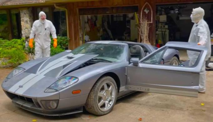 В гараже в США нашли Ford GT покрытый плесенью: его забыли там на полтора десятилетия