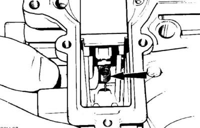 3. Снять наружу заглушку напротив иглы жиклера из корпуса карбюратора.