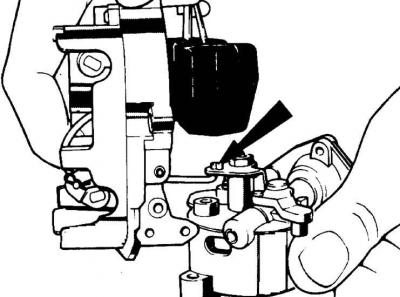 7. Отвинтить 3 винта крепления пускового устройства (указаны стрелками).
