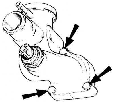 2. Снять шланги системы охлаждения и отопления с термостата и отключить разъем термодатчика.