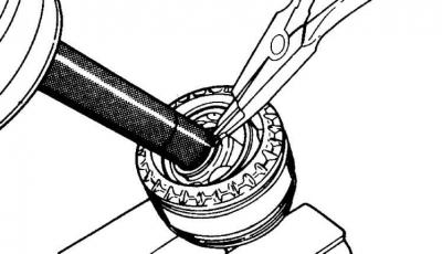 5. Отметить положение всех деталей шарнира относительно приводного вала.