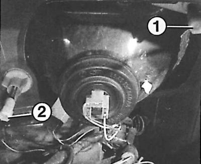 1 – регулировка света фар по вертикали (вверх-вниз);