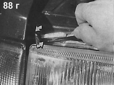 2. Снять с фары разъем и габаритную лампочку.