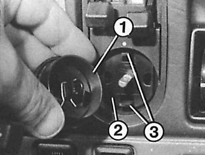 1 – ручка переключателя; 2 – переключатель; 3 – пружинные фиксаторы (сжать к оси переключателя)
